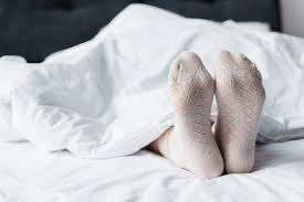 Il segreto nascosto nei calzini: come indossarli a letto può migliorare la qualità del sonno