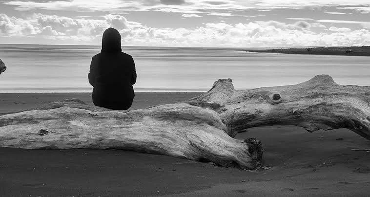 La solitudine moderna: il paradosso dell’essere sempre connessi ma mai vicini