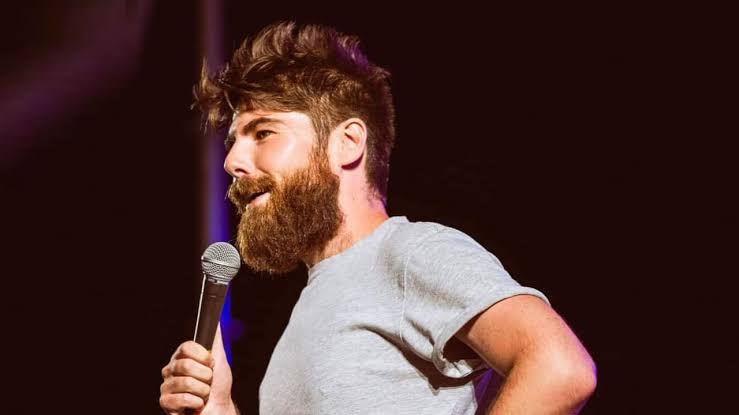 Tiziano La Bella torna sul palco con “In buona fede”: ridere senza chiedere permesso