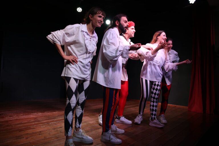 “Shake It Out”, Shakespeare travolto da un’irresistibile ordinaria follia